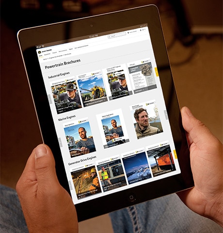 Auf einem iPad wird die Website mit den Broschüren zu den John Deere Antriebslösungen angezeigt.