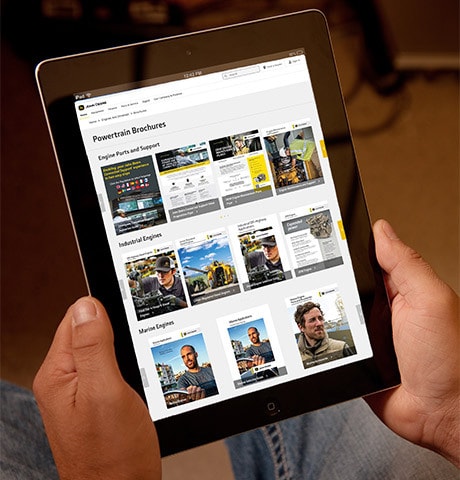 Auf einem iPad wird die Webseite mit den Broschüren zu den John Deere Antriebslösungen angezeigt.
