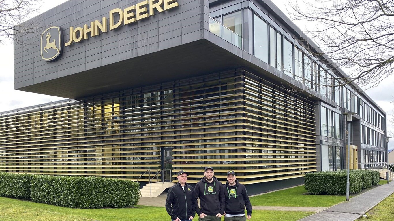 Markus, Fabio und Benedikt freuen sich über einen Besuch im John Deere European Technology Innovation Center, Kaiserslautern