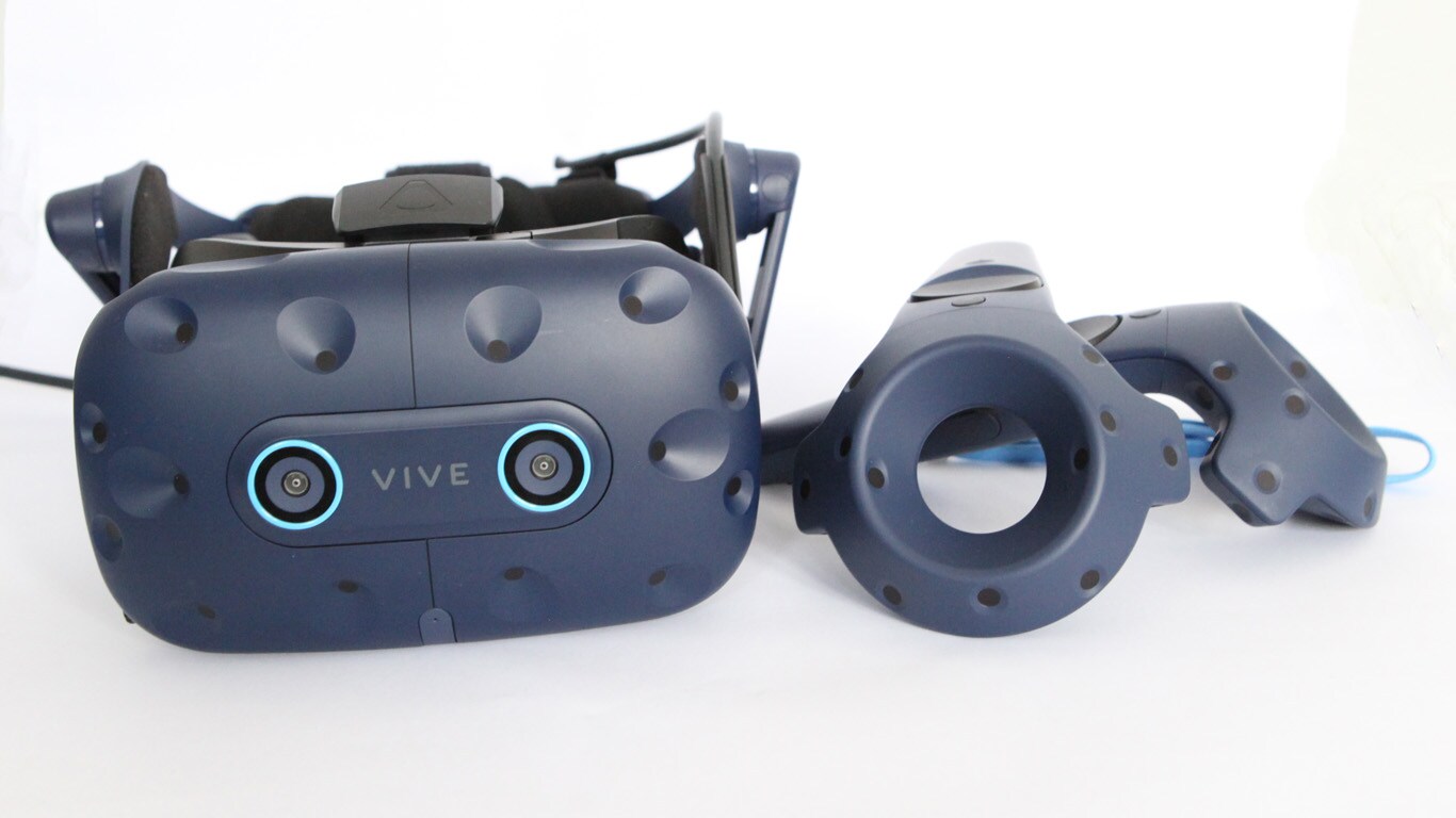 VR-Brillen arbeiten mit Miniaturdisplays und erfassen Kopf- und Körperbewegungen.