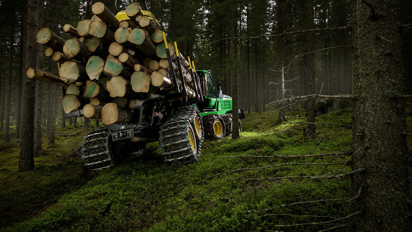 John Deere 1510G Rückezug transportiert Holz im Wald