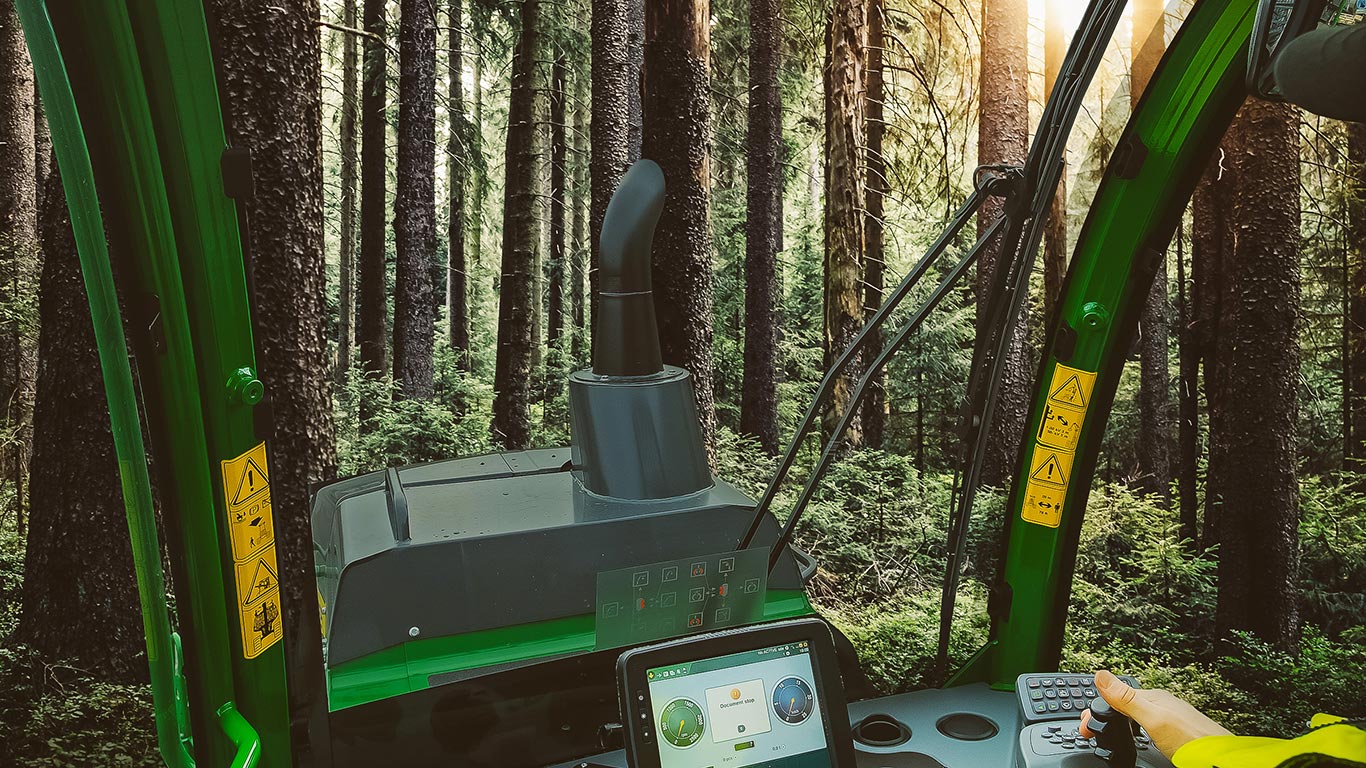 Blick auf den Wald von einer John Deere Forstmaschine