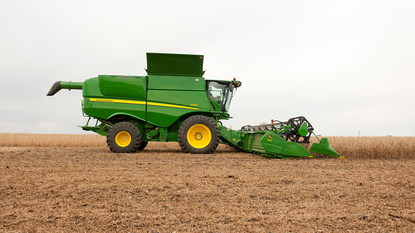 Wandeln Sie den flexiblen Erntevorsatz mithilfe des Verriegelungsmechanismus in einen Standard-Getreidevorsatz um