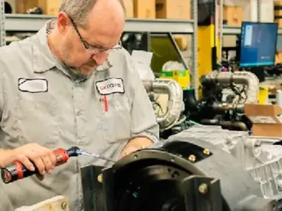 Techniker, der an einem industriellen Dieselmotor arbeitet.