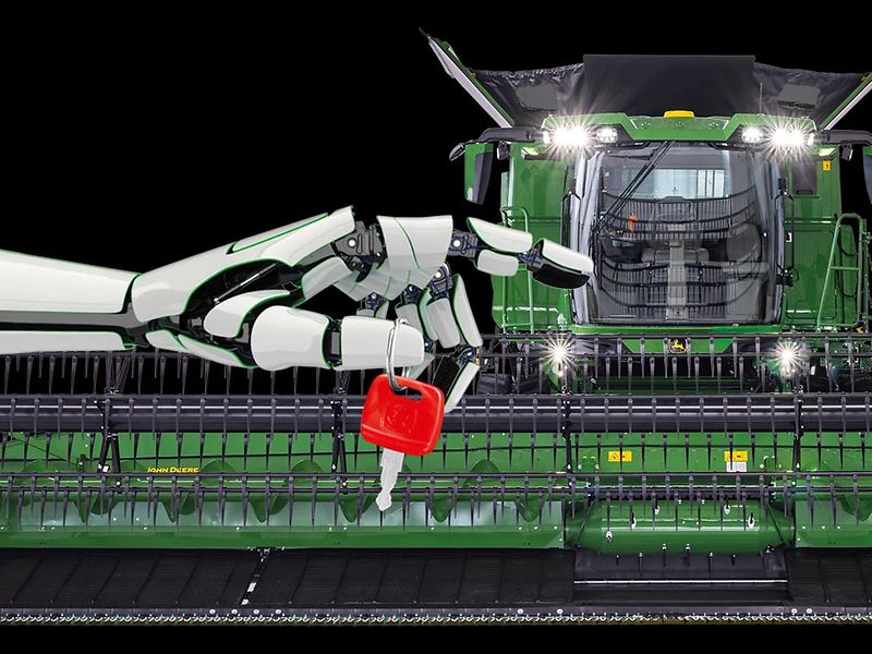 Roboterhand hält roten Schlüssel vor Mähdrescher als Symbol für fortschrittliche Landtechnik.
